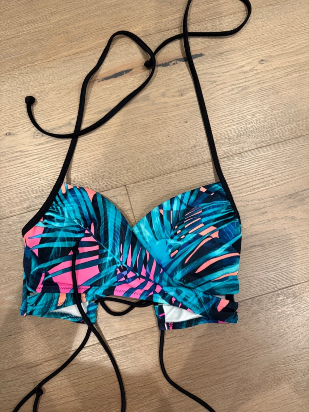 12 Size medium bikini tops and bottom - Picture 13 of 13